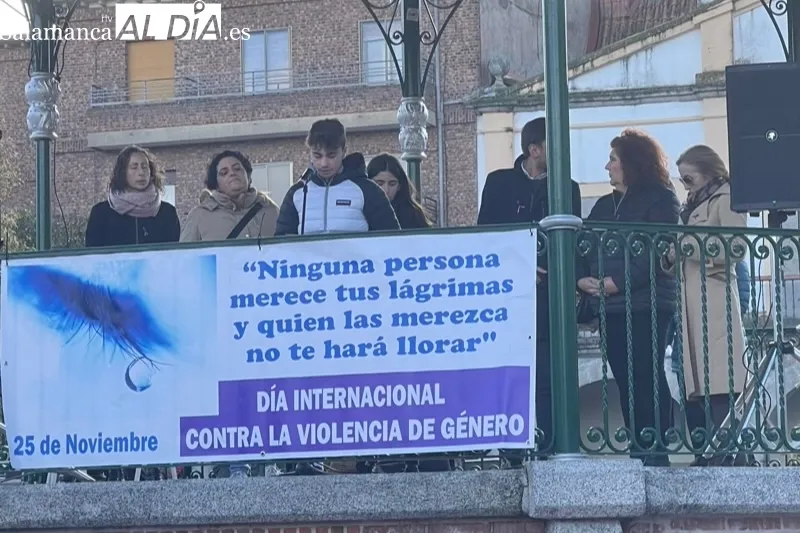 La Plaza de España acogía la lectura del manifiesto del 25N