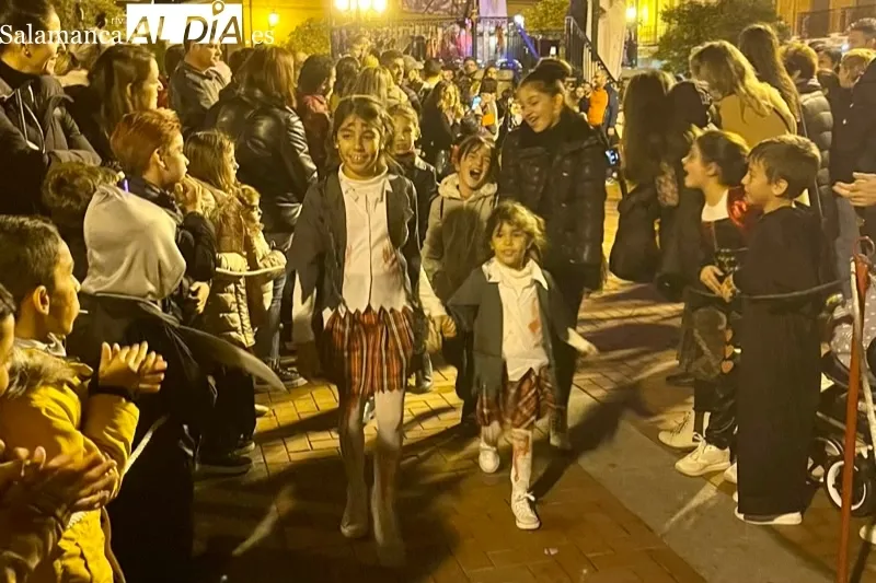 La gran fiesta de Halloween congregaba a multitud de personas en la Plaza de España