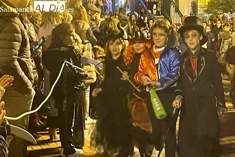 La gran fiesta de Halloween congregaba a multitud de personas en la Plaza de España