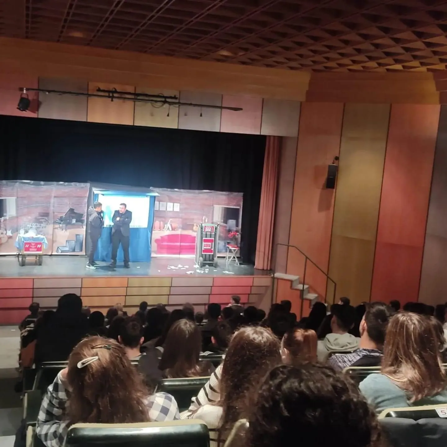 El IES Germán Sánchez Ruipérez participaba en una original funciòn teatral en ingles