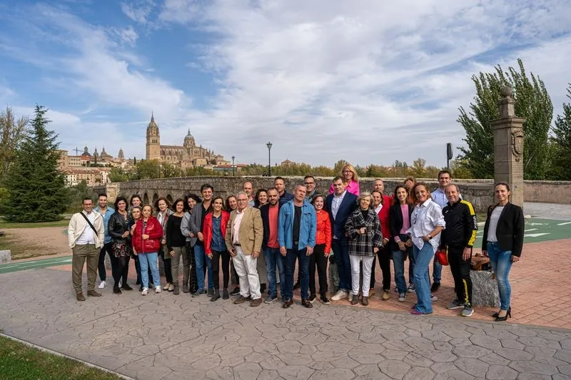 Integrantes de la candidatura en el Puente Romano de Salamanca. 