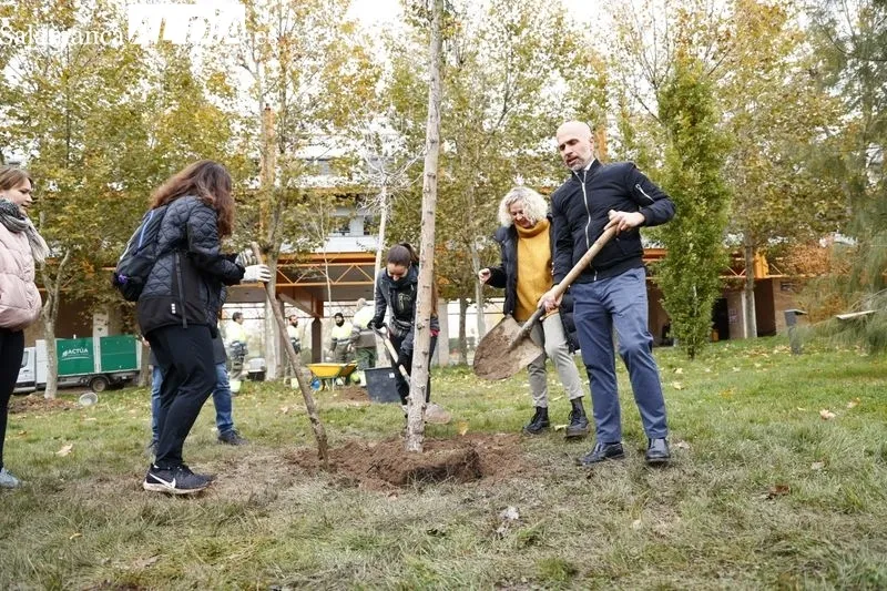 Plantación de medio centenar de árboles de 32 especies, esta mañana, en el Campus Unamuno. Foto de David Sañudo