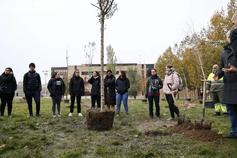 Plantación de medio centenar de árboles de 32 especies, esta mañana, en el Campus Unamuno. Foto de David Sañudo