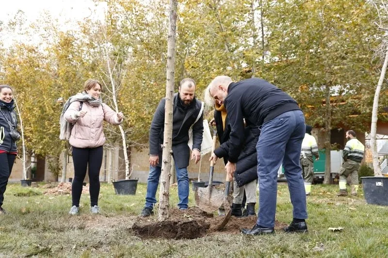 Plantación de medio centenar de árboles de 32 especies, esta mañana, en el Campus Unamuno. Foto de David Sañudo