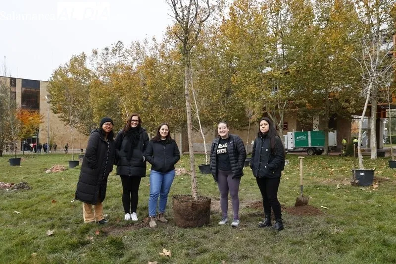 Plantación de medio centenar de árboles de 32 especies, esta mañana, en el Campus Unamuno. Foto de David Sañudo