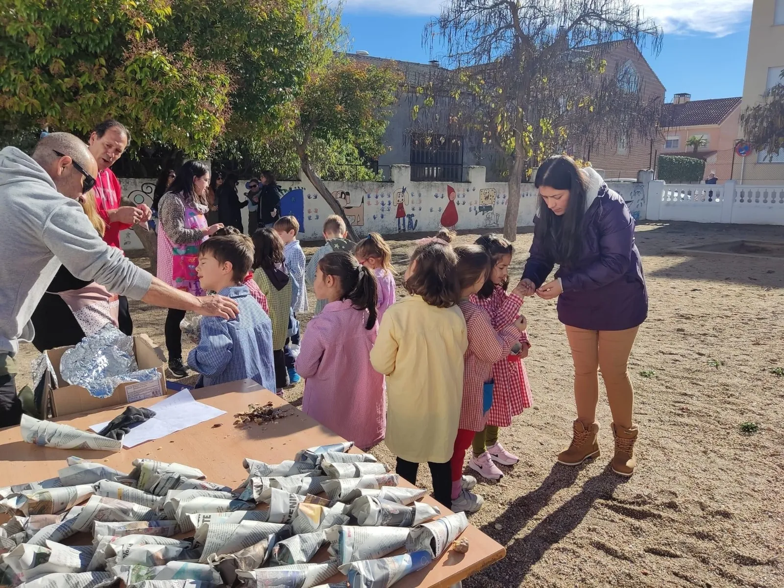 El colegio Miguel de Unamuno organizaba su tradicional Castañada organizada por las madres y padres de la Ampa