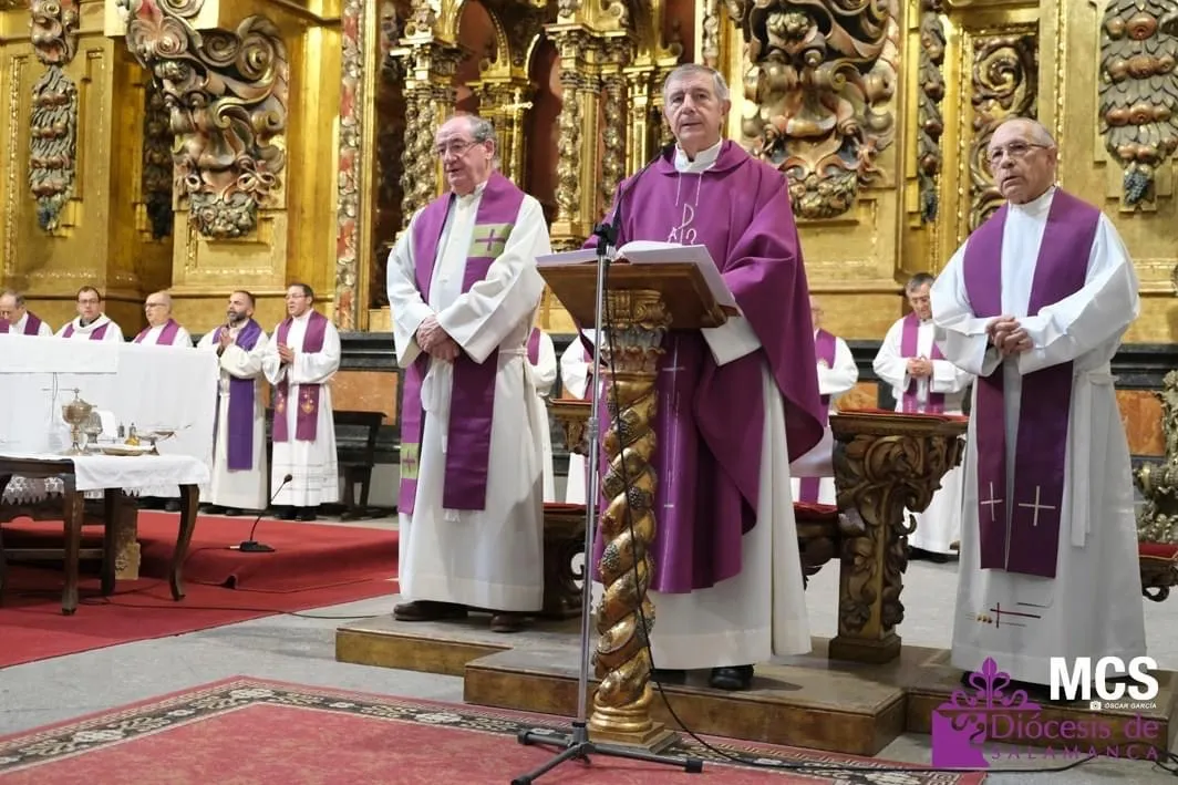 La iglesia de la Clerecía acogía la eucaristia homenaje al sacerdote peñarandino Pepe Ramos