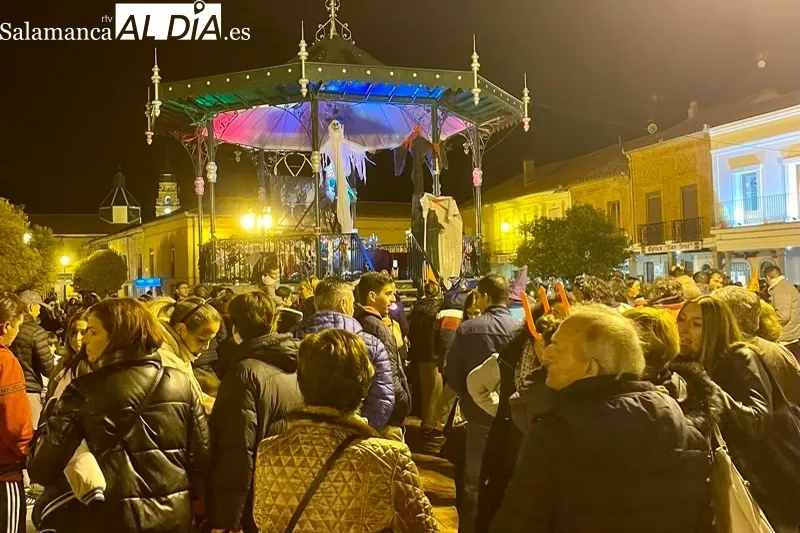 La gran fiesta de Halloween congregaba a multitud de personas en la Plaza de España