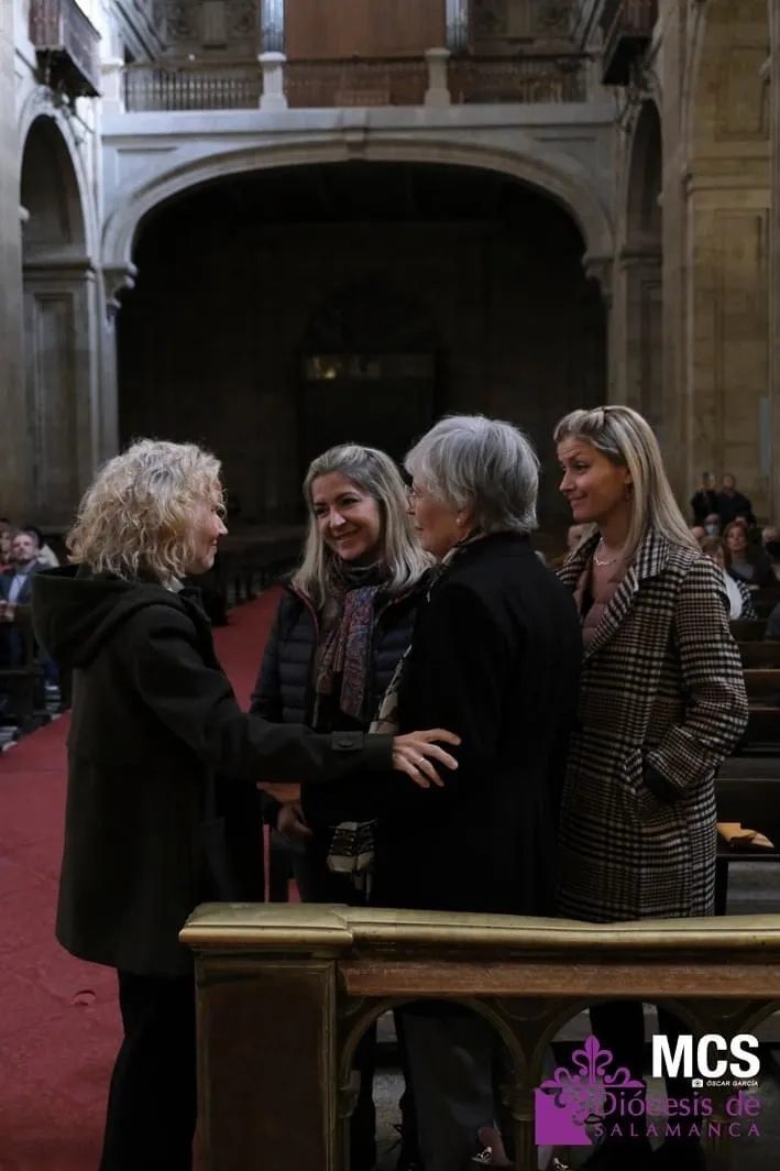 La iglesia de la Clerecía acogía la eucaristia homenaje al sacerdote peñarandino Pepe Ramos