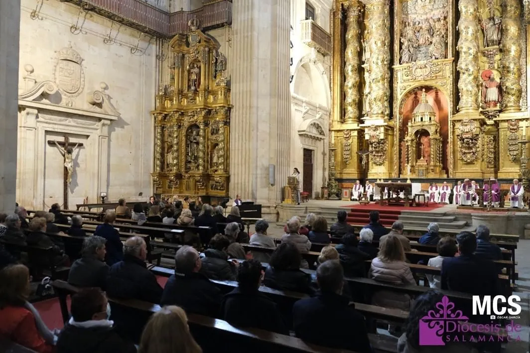 La iglesia de la Clerecía acogía la eucaristia homenaje al sacerdote peñarandino Pepe Ramos