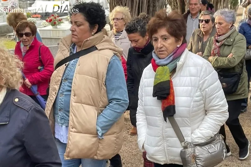 El cementerio de Peñaranda acogía la procesión de los fieles difuntos 