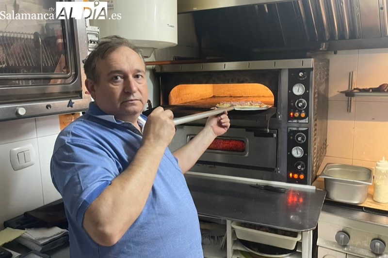 Sebastian Cembellin es responsable de la Pizzería Castilla en Peñaranda 