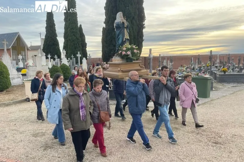 El cementerio de Peñaranda acogía la procesión de los fieles difuntos 
