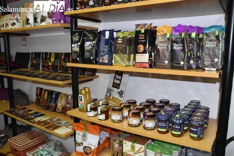 Interior de la tienda de Comercio Justo de Oxfam Intermón - Salamanca en la calle Ancha 26. Foto Carmen Sanchis