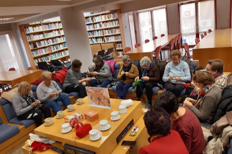 El Programa VIVE desarrolla en la Biblioteca un taller de ganchillo para adornos navideños 