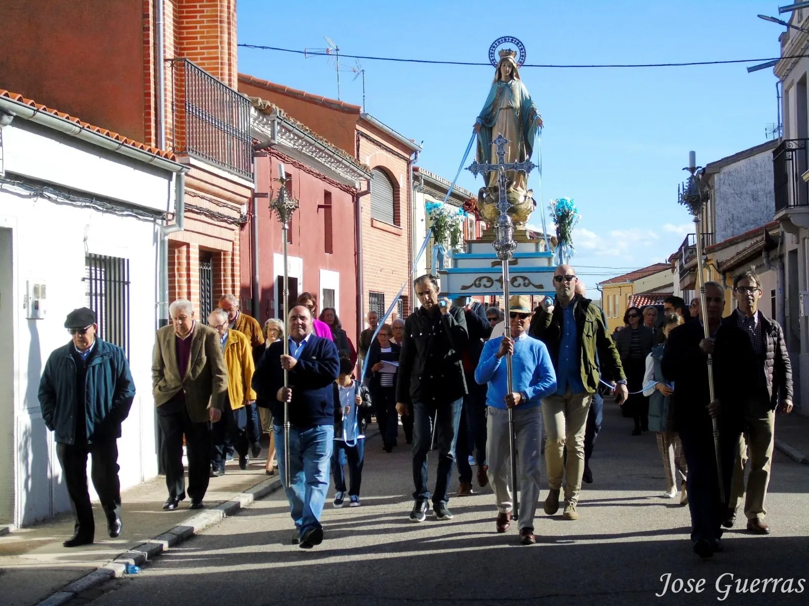La Virgen Milagrosa volvía a procesionar por las calles de Macotera
