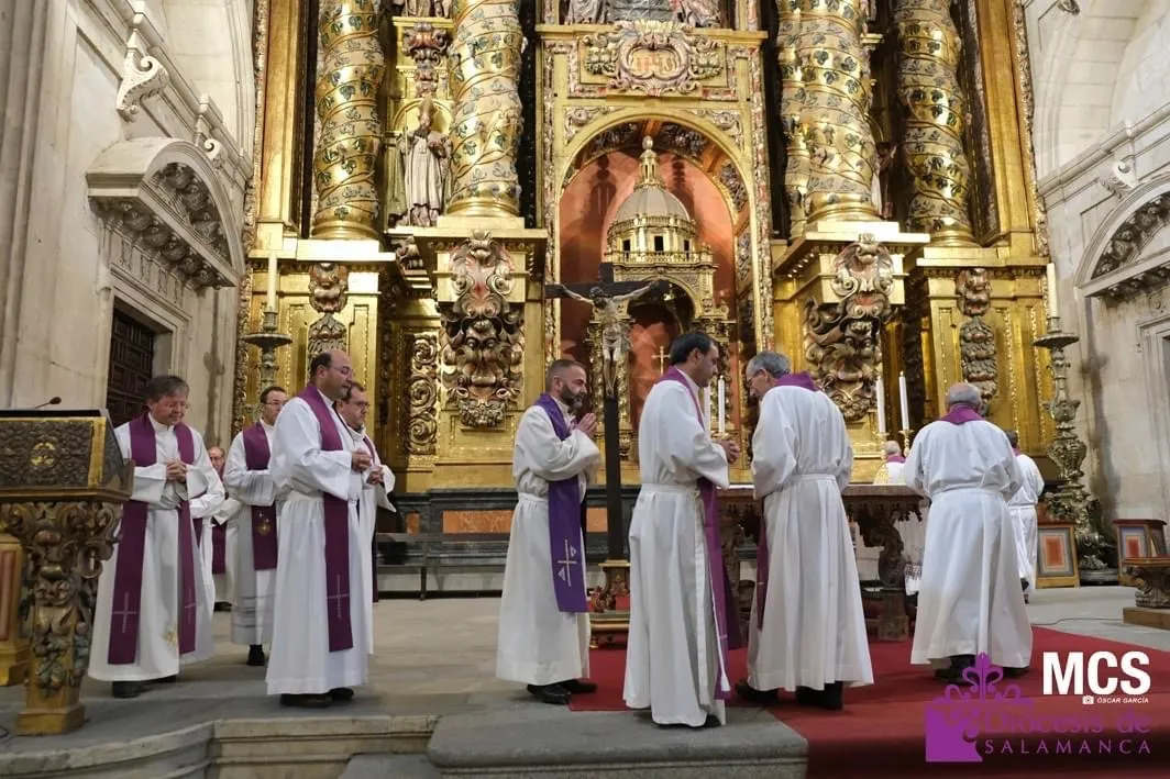 La iglesia de la Clerecía acogía la eucaristia homenaje al sacerdote peñarandino Pepe Ramos