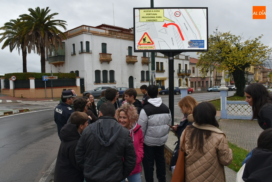 Foto 2 - Estudiantes de Secundaria conocen in situ el funcionamiento del parking inteligente del Mercado