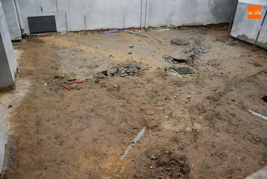 Foto 11 - El doctor Crespo est&aacute; asesorando la configuraci&oacute;n de la nueva enfermer&iacute;a de la Casa Consistorial