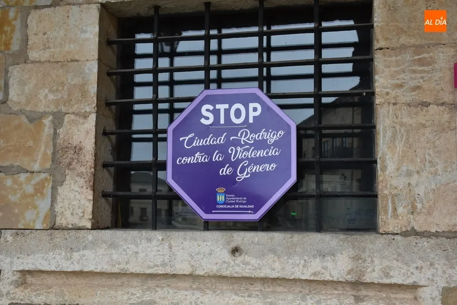 Foto 7 - Colocados una remesa de &lsquo;STOP&rsquo; morados contra la violencia de g&eacute;nero