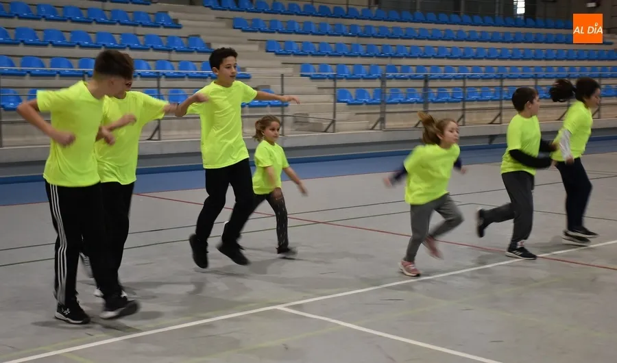 Foto 4 - Unos 40 chavales asisten esta temporada a la Escuela Municipal de Atletismo