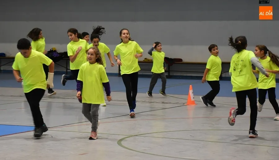 Foto 3 - Unos 40 chavales asisten esta temporada a la Escuela Municipal de Atletismo