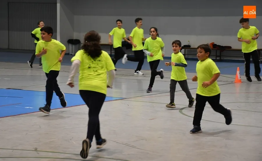 Foto 2 - Unos 40 chavales asisten esta temporada a la Escuela Municipal de Atletismo