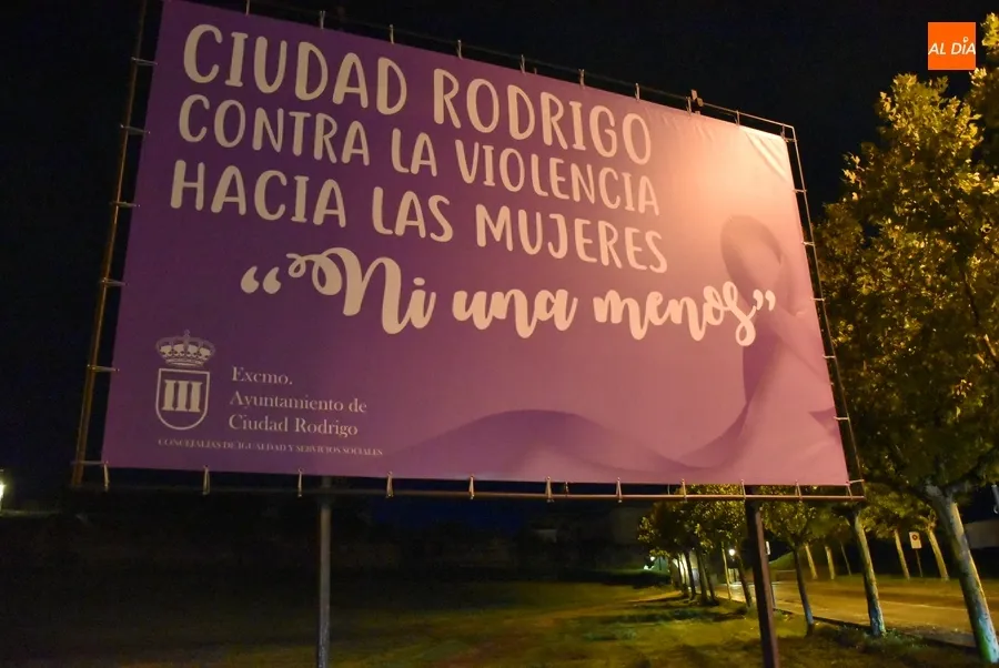 Foto 2 - Colocados una remesa de &lsquo;STOP&rsquo; morados contra la violencia de g&eacute;nero