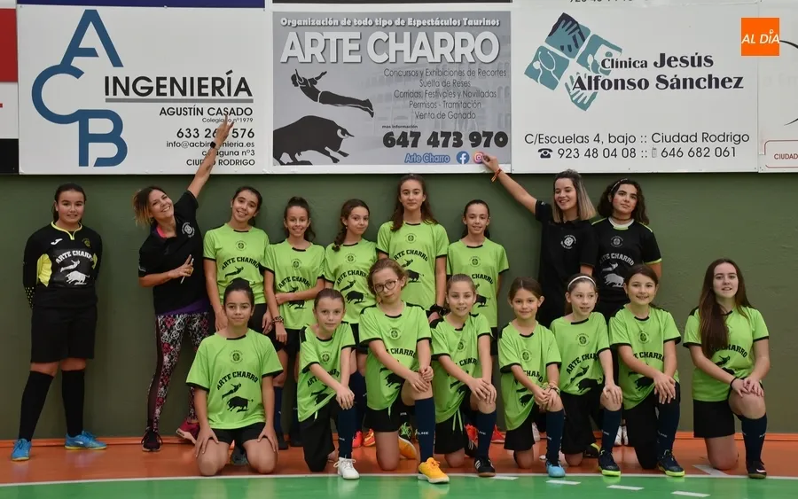 Foto 2 - Presentado oficialmente el equipo femenino del III Columnas