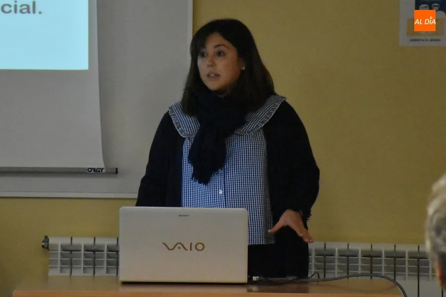 Foto 3 - Beatriz Cordob&eacute;s imparte una sesi&oacute;n sobre las movilizaciones de enfermos de Alzheimer