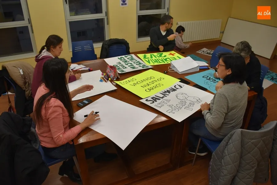 Foto 6 - Tarde de preparativos para la manifestaci&oacute;n por la mejora de la atenci&oacute;n pedi&aacute;trica del jueves