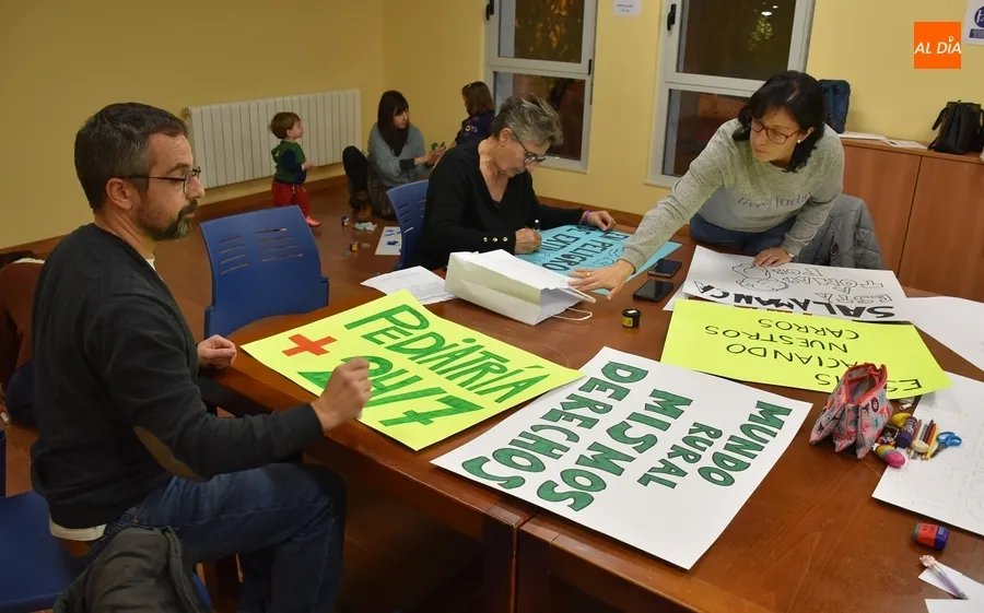 Foto 5 - Tarde de preparativos para la manifestaci&oacute;n por la mejora de la atenci&oacute;n pedi&aacute;trica del jueves