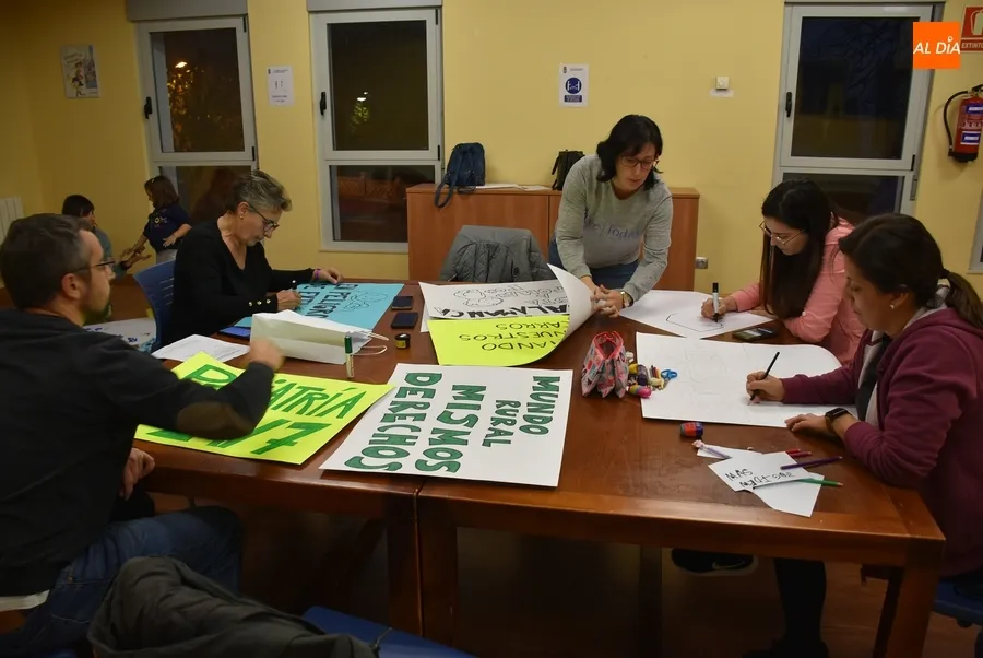 Foto 4 - Tarde de preparativos para la manifestaci&oacute;n por la mejora de la atenci&oacute;n pedi&aacute;trica del jueves