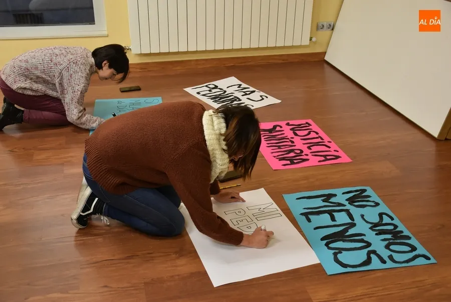 Foto 3 - Tarde de preparativos para la manifestaci&oacute;n por la mejora de la atenci&oacute;n pedi&aacute;trica del jueves