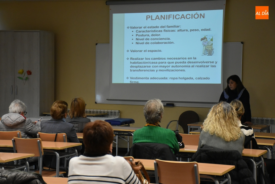 Foto 2 - Beatriz Cordobés imparte una sesión sobre las movilizaciones de enfermos de Alzheimer
