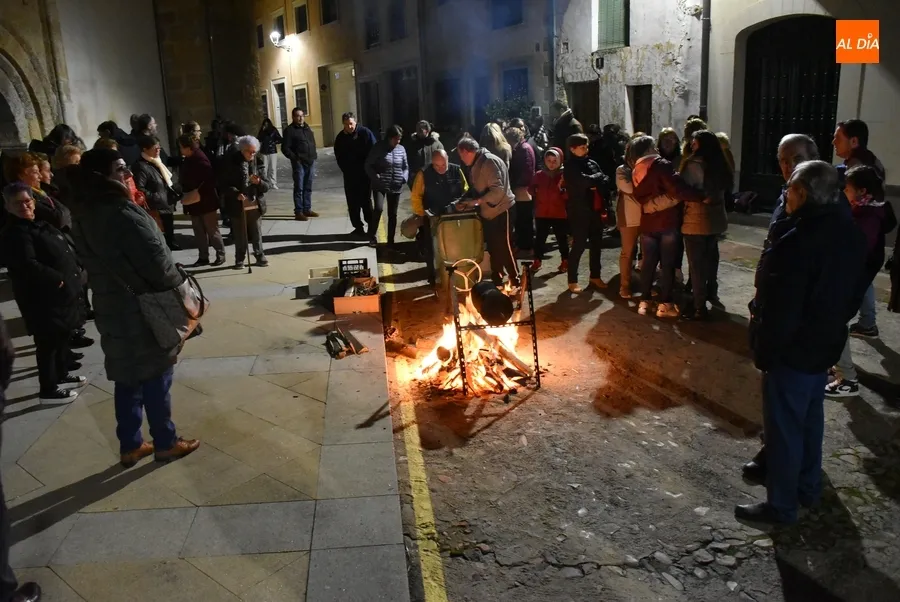Foto 2 - San Andr&eacute;s calienta la g&eacute;lida v&iacute;spera de su Ap&oacute;stol con una casta&ntilde;ada