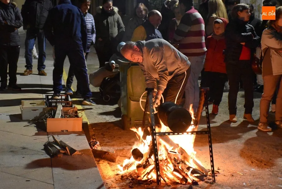 Foto 3 - San Andr&eacute;s calienta la g&eacute;lida v&iacute;spera de su Ap&oacute;stol con una casta&ntilde;ada