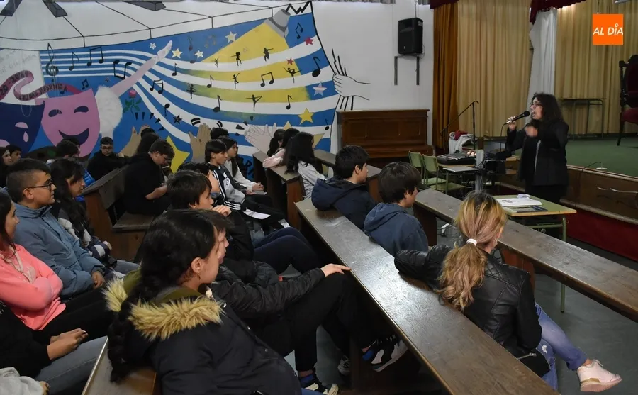 Foto 6 - Rebeca Jerez charla con los alumnos del Fray Diego que han le&iacute;do su cuento &lsquo;Almac&eacute;n de Drogas&rsquo;