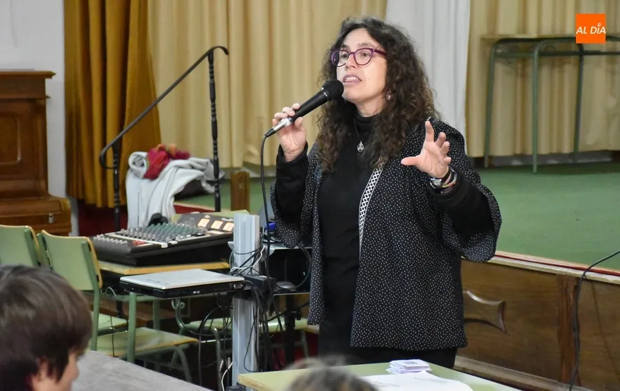 Foto 5 - Rebeca Jerez charla con los alumnos del Fray Diego que han le&iacute;do su cuento &lsquo;Almac&eacute;n de Drogas&rsquo;