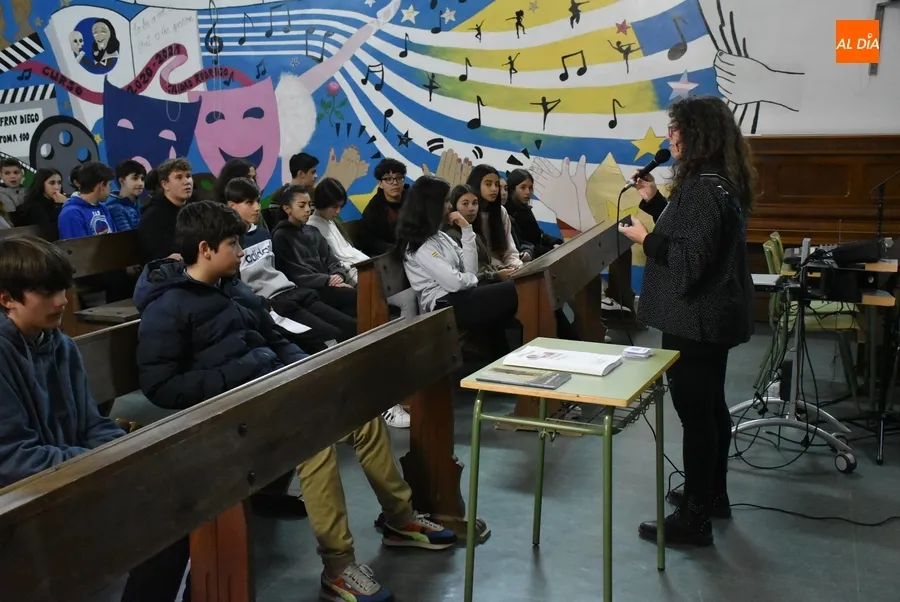 Foto 4 - Rebeca Jerez charla con los alumnos del Fray Diego que han le&iacute;do su cuento &lsquo;Almac&eacute;n de Drogas&rsquo;