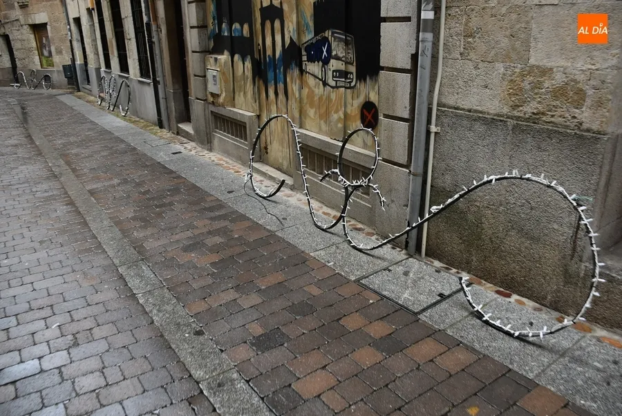 Foto 6 - Levantado en el centro de la calle Madrid el &aacute;rbol que decorar&aacute;n los ni&ntilde;os