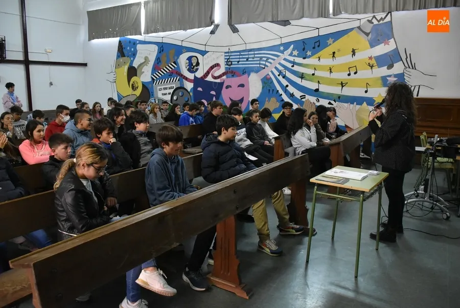Foto 3 - Rebeca Jerez charla con los alumnos del Fray Diego que han le&iacute;do su cuento &lsquo;Almac&eacute;n de Drogas&rsquo;