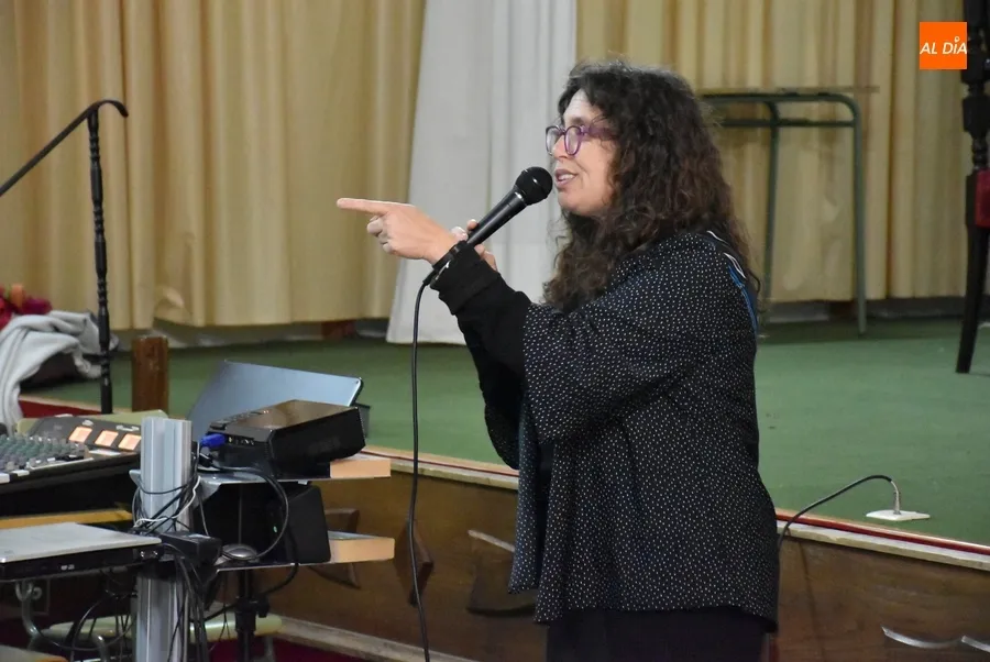 Foto 2 - Rebeca Jerez charla con los alumnos del Fray Diego que han le&iacute;do su cuento &lsquo;Almac&eacute;n de Drogas&rsquo;