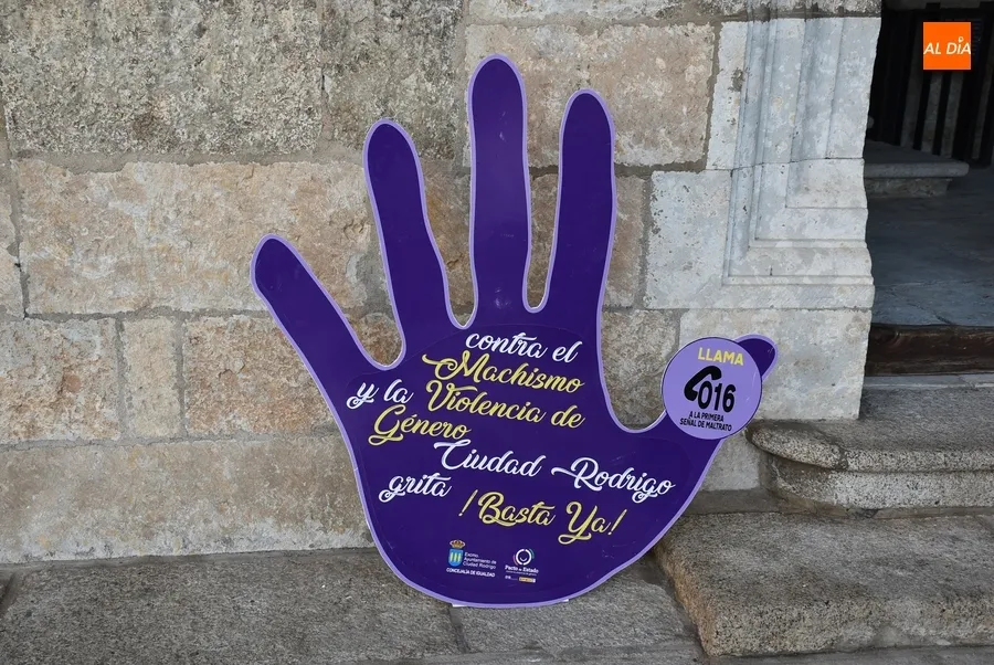 Foto 6 - Colocados una remesa de &lsquo;STOP&rsquo; morados contra la violencia de g&eacute;nero