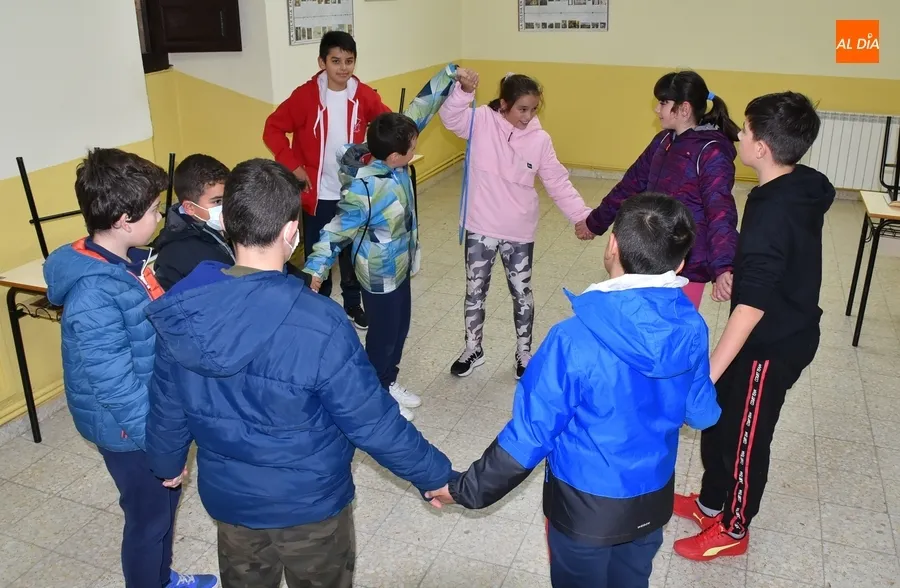 Foto 6 - Una treintena de chavales toma parte en la gymkana en honor a San Cayetano