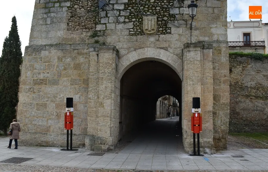 Foto 8 - Colocados Cascanueces y alfombras en varias de las entradas al recinto hist&oacute;rico