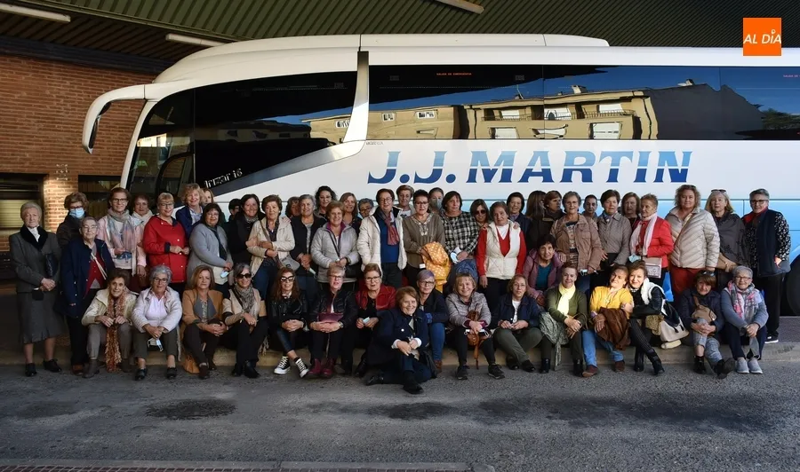 Foto 2 - Las integrantes de Amanecer visitan los estudios de cine de Stellarum Films en Ivanrey