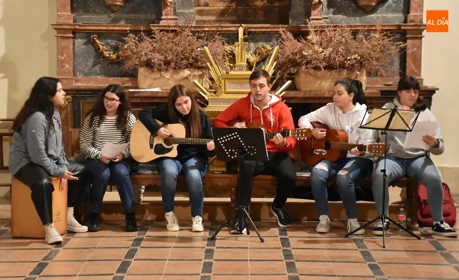 Foto 3 - El Seminario reza las v&iacute;speras con la compa&ntilde;&iacute;a del coro de la Pastoral Juvenil