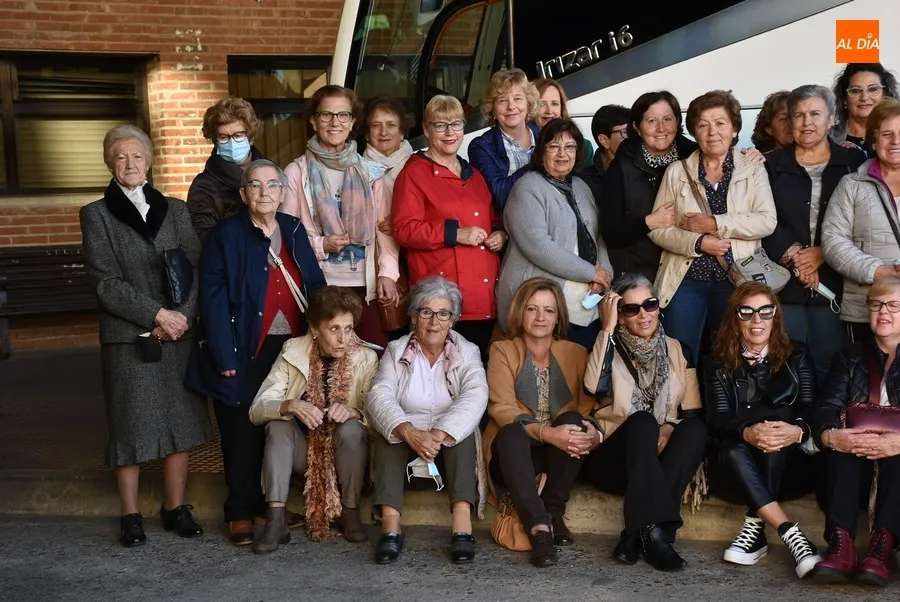 Foto 3 - Las integrantes de Amanecer visitan los estudios de cine de Stellarum Films en Ivanrey
