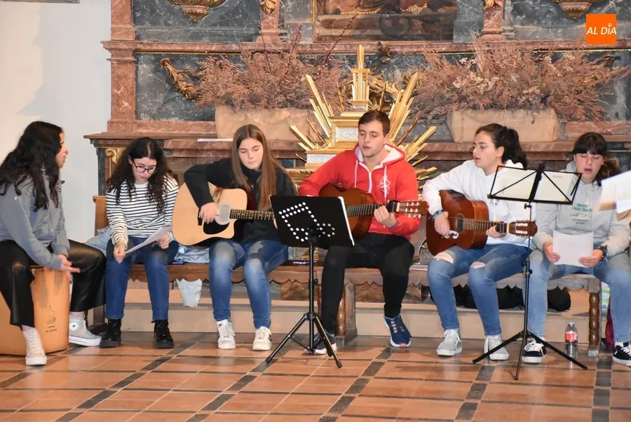 Foto 6 - El Seminario reza las v&iacute;speras con la compa&ntilde;&iacute;a del coro de la Pastoral Juvenil